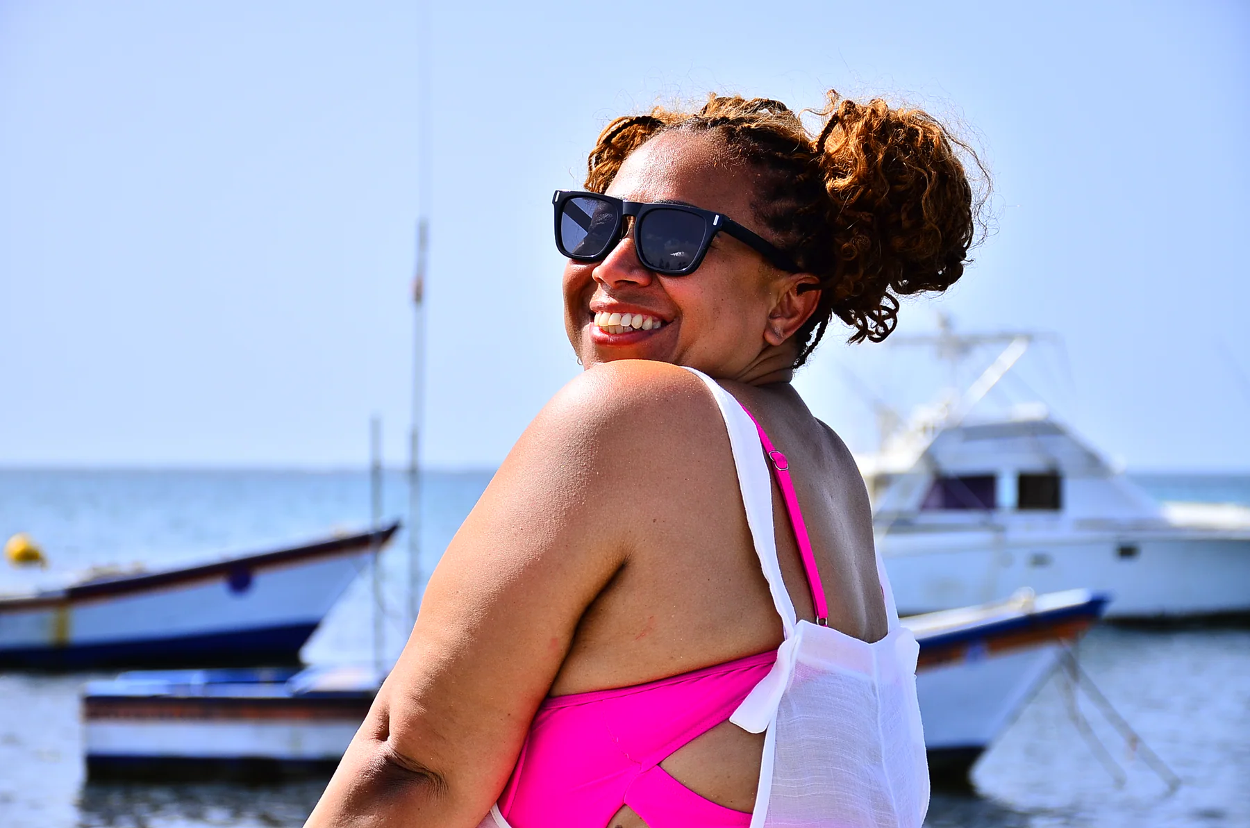 Fotografía lifestyle en barco durante una experiencia de playa