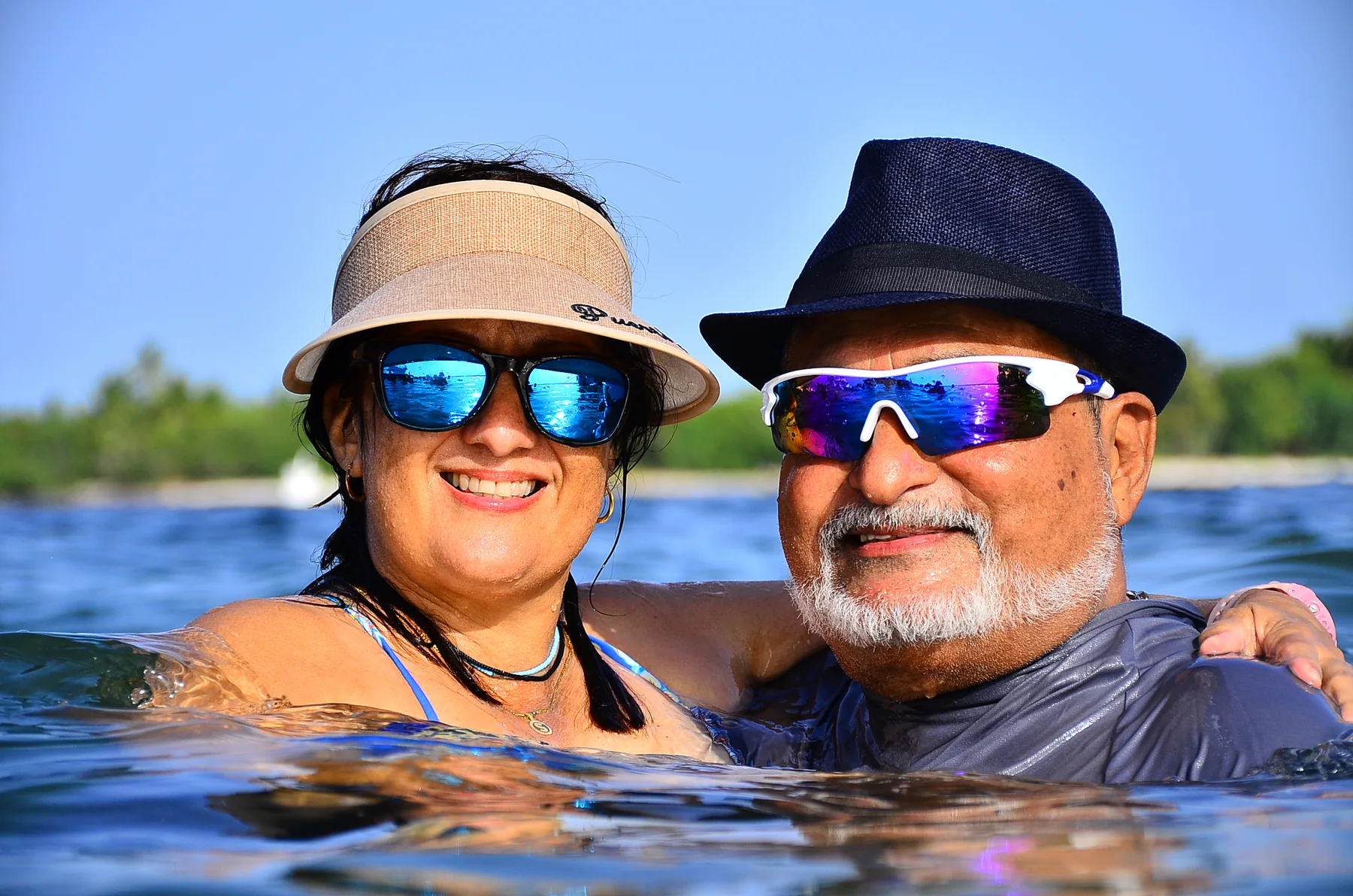 Sesión tropical en barco con agua turquesa y luz natural