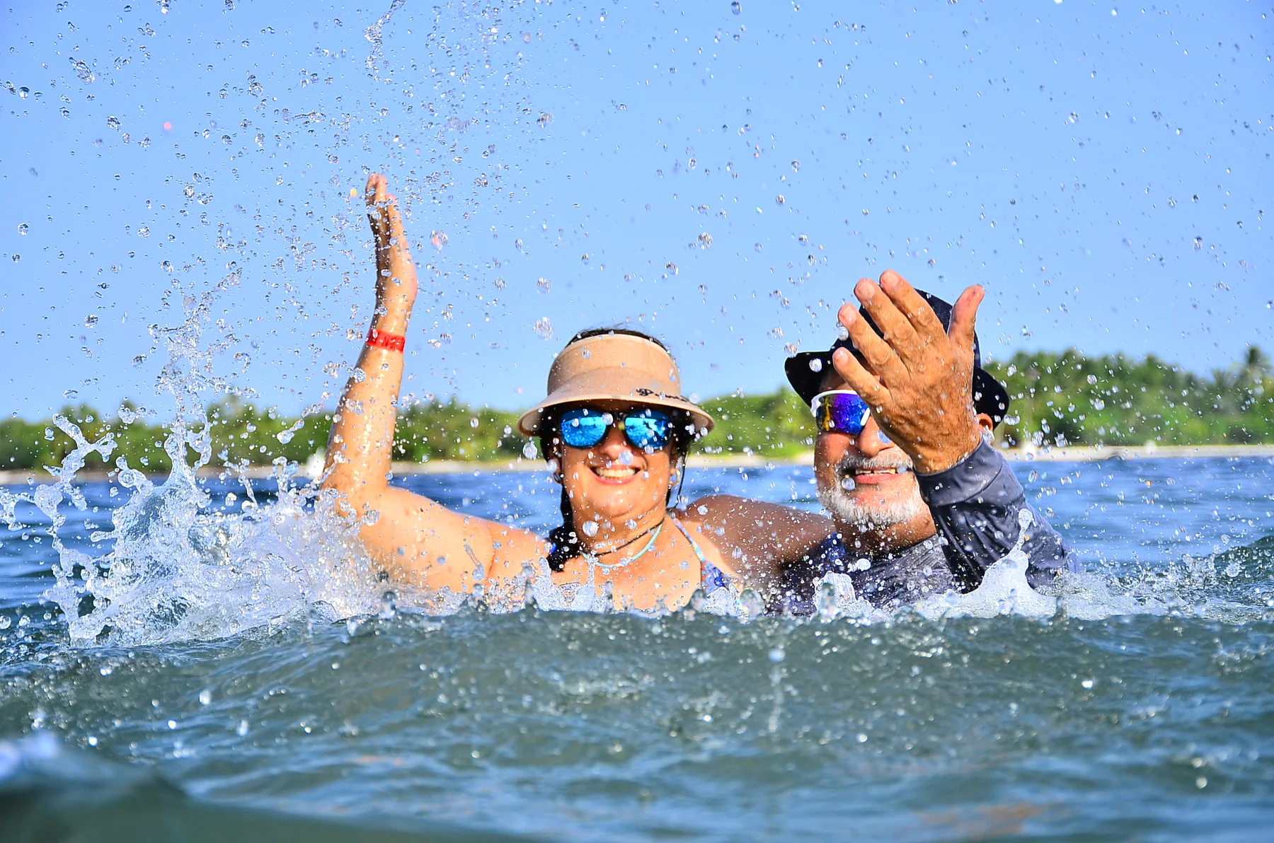 Retrato lifestyle en ambiente de playa caribeña