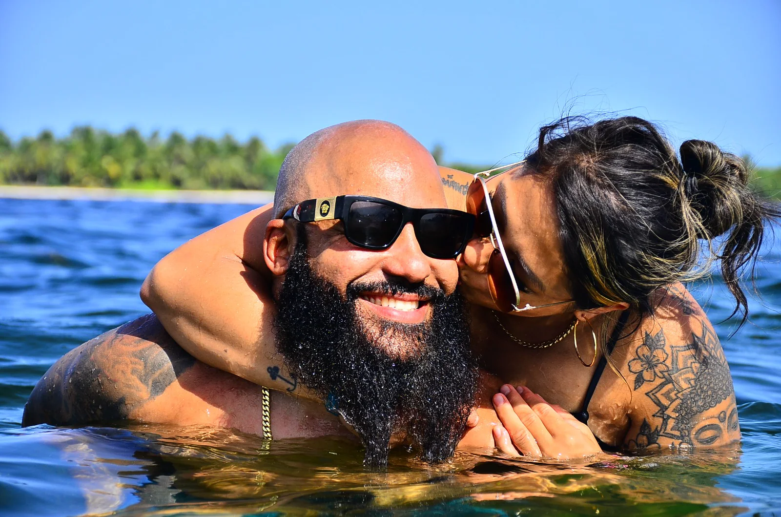 Foto en catamarán y playa para experiencia turística