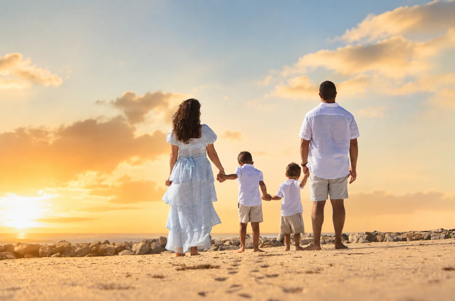 Familia caminando en la playa de Punta Cana al atardecer