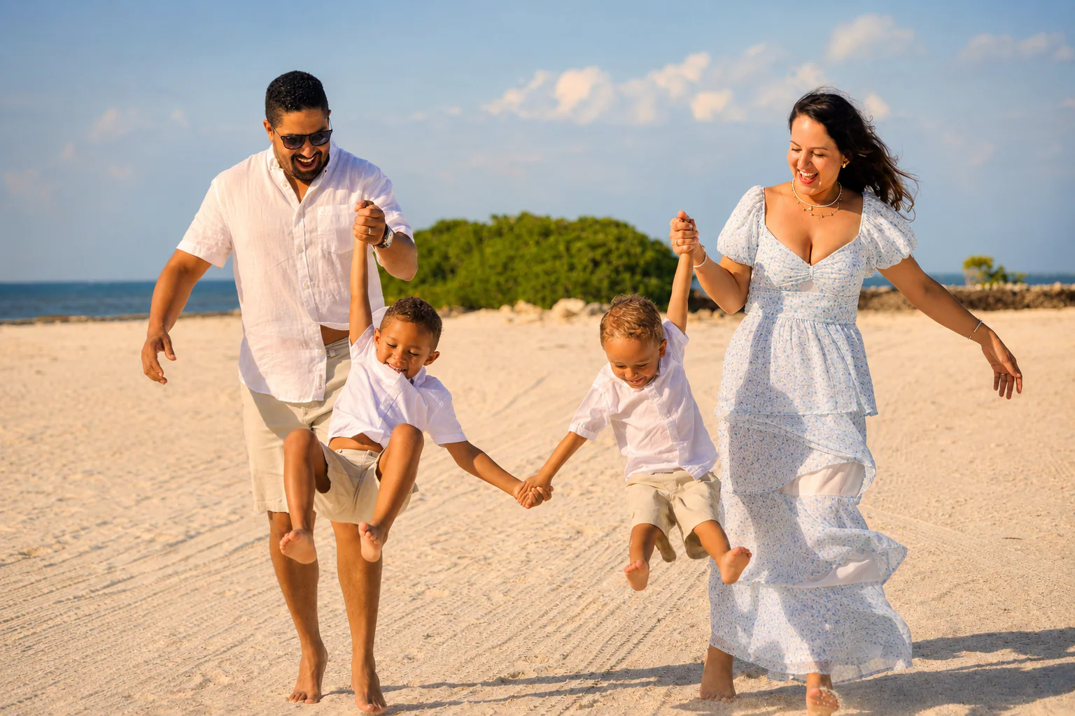 Familia jugando y caminando en la arena