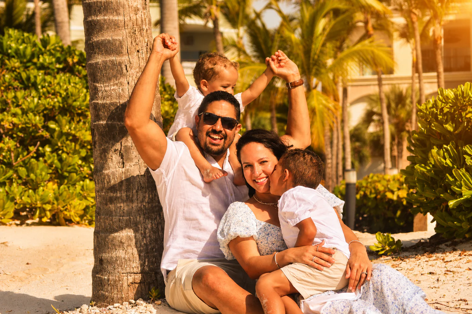 Familia sonriendo durante una sesión de playa