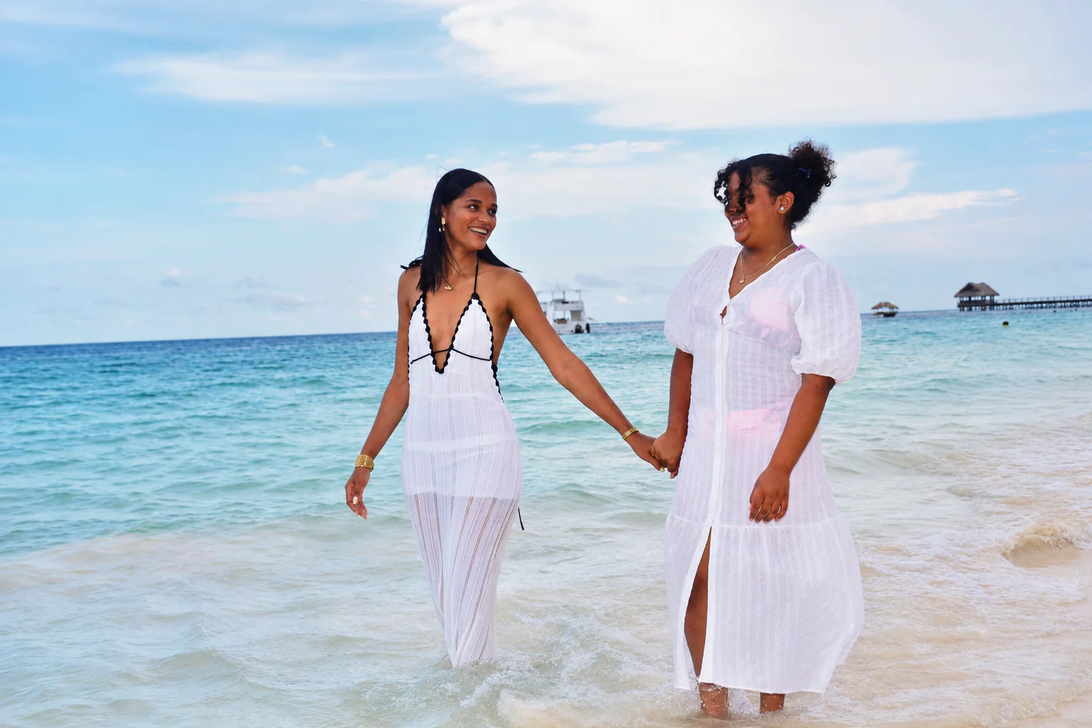 Pareja tomada de las manos durante una sesión en Punta Cana