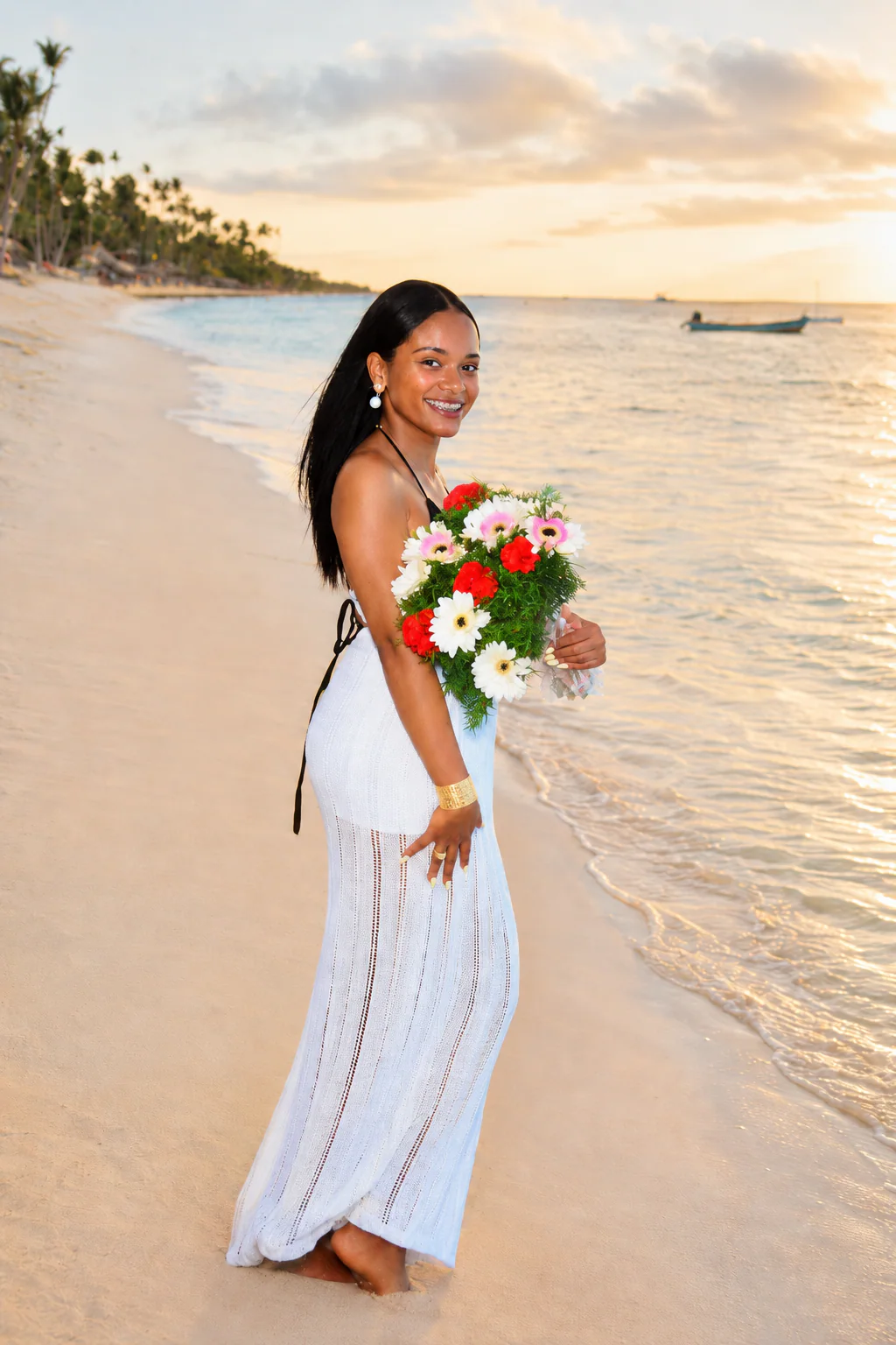 Retrato lifestyle con ramo de flores en la playa