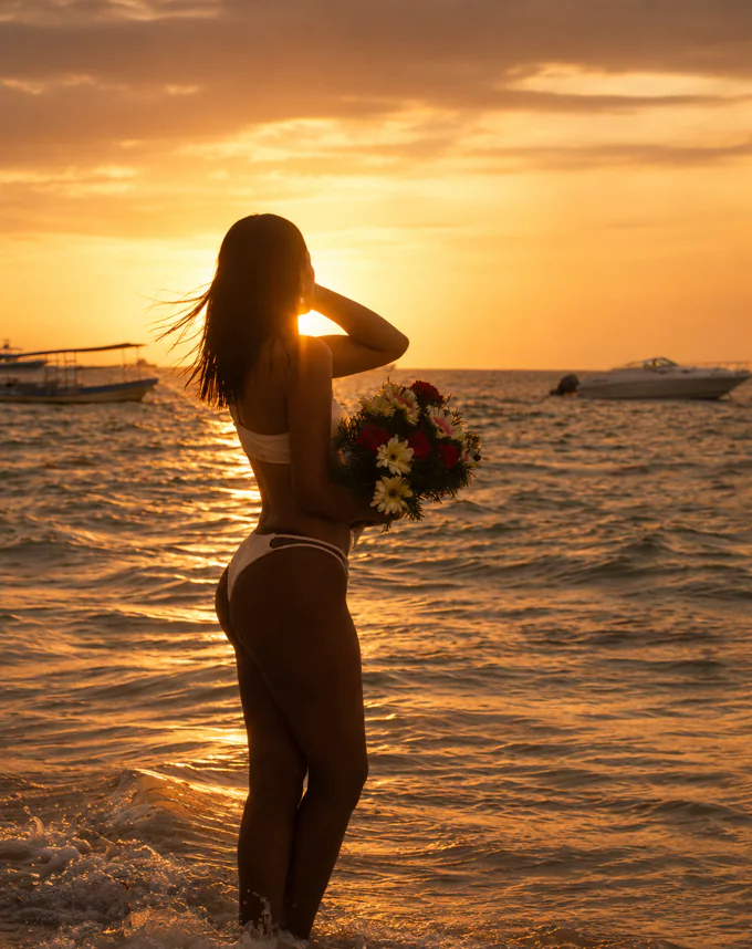 Silueta femenina frente a un atardecer caribeño